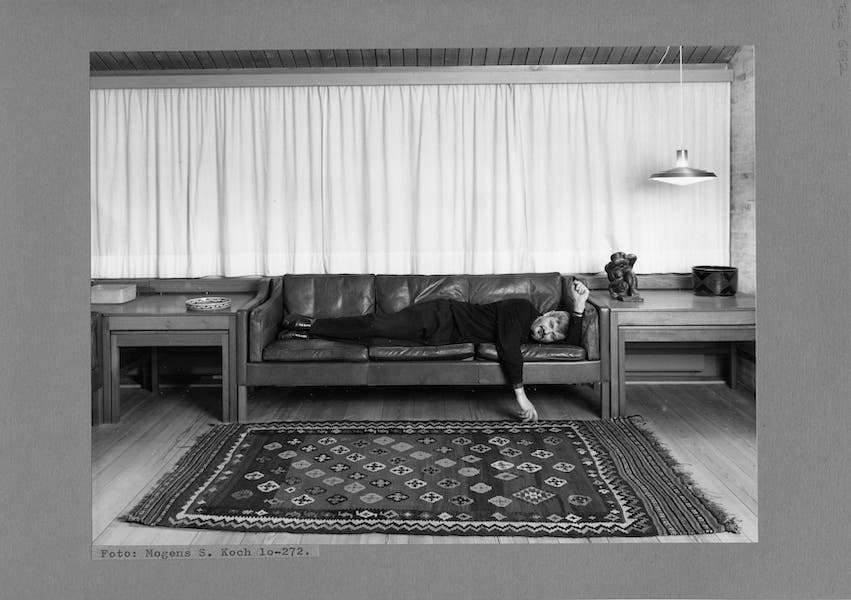 自邸にある2213ソファに横たわるボーエ・モーエンセン